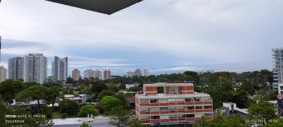 Muy lindo apartamento amplio con buena orientacion 2 dormitorio con garaje y servicios del complejo.
