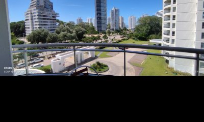VENTA DE APARTAMETNO EN COMPLEJO OCEAN DRIVE.- dos dormitorios y demás equipado.