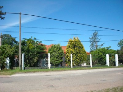 muy linda casa con piscina climatizada para descanso temporal 4 dormitorios tres baÑos living comedor cocina comedor barbacoa parrilla gran parque. - emp219c