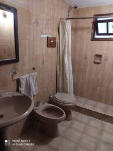 muy linda casa con piscina climatizada para descanso temporal 4 dormitorios tres baÑos living comedor cocina comedor barbacoa parrilla gran parque. - emp219c