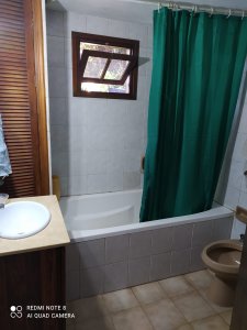 muy linda casa con piscina climatizada para descanso temporal 4 dormitorios tres baÑos living comedor cocina comedor barbacoa parrilla gran parque. - emp219c