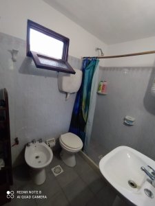 muy linda casa con piscina climatizada para descanso temporal 4 dormitorios tres baÑos living comedor cocina comedor barbacoa parrilla gran parque. - emp219c