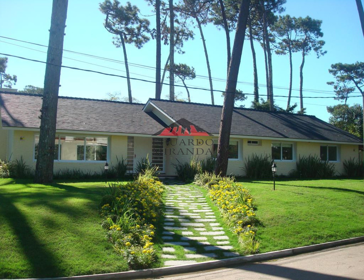 chalet en zona residencial de playa mansa - emp849c