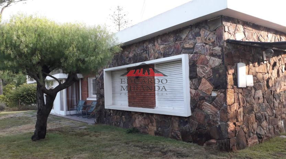 CASA UBICADA EN EL CORAZON DE PARADAS-PLAYA MANSA- A METROS DE LA COSTA ZONA RESIDENCIAL - EMP950C