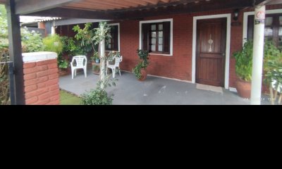 MUY LINDA CASA MUY PROLIJA Y COMODA CON APARTAMENTO AL FONDO