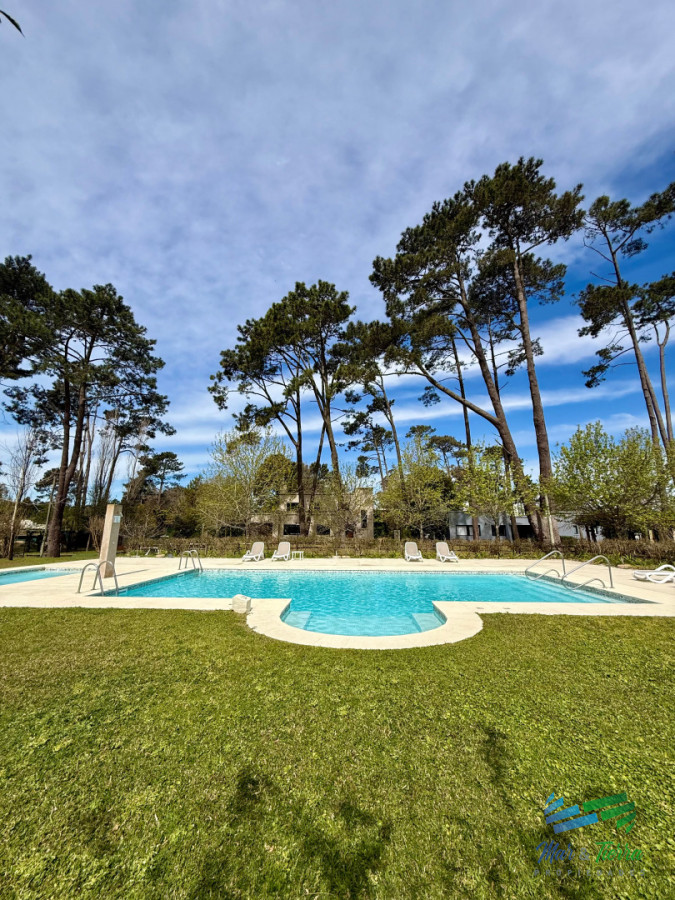 Casa ID.5799 - Casa en Barrio privado con piscina y cancha de tenis.Zona Pinares 