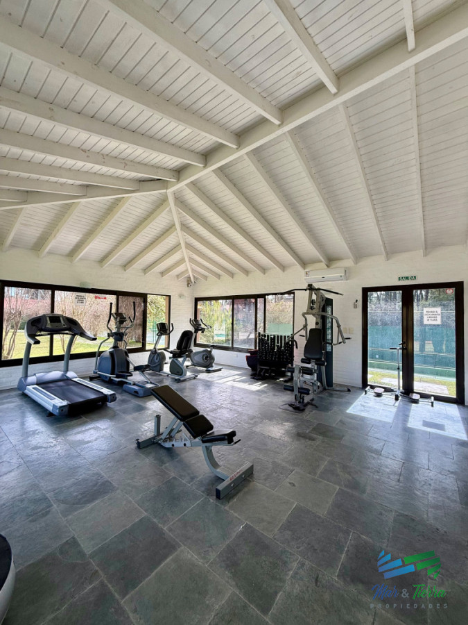 Casa ID.5799 - Casa en Barrio privado con piscina y cancha de tenis.Zona Pinares 