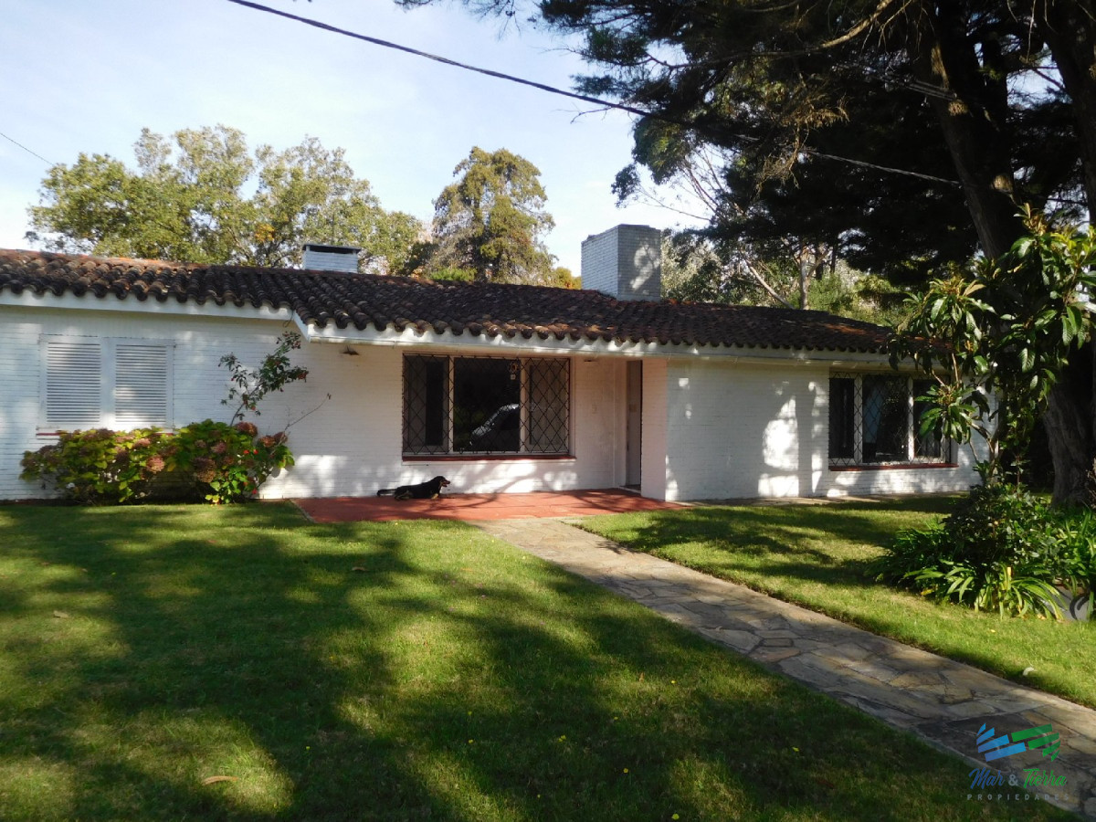 Casa ID.4296 - Vendo casa 4 dormitorios, barrio el Golf, Punta del Este