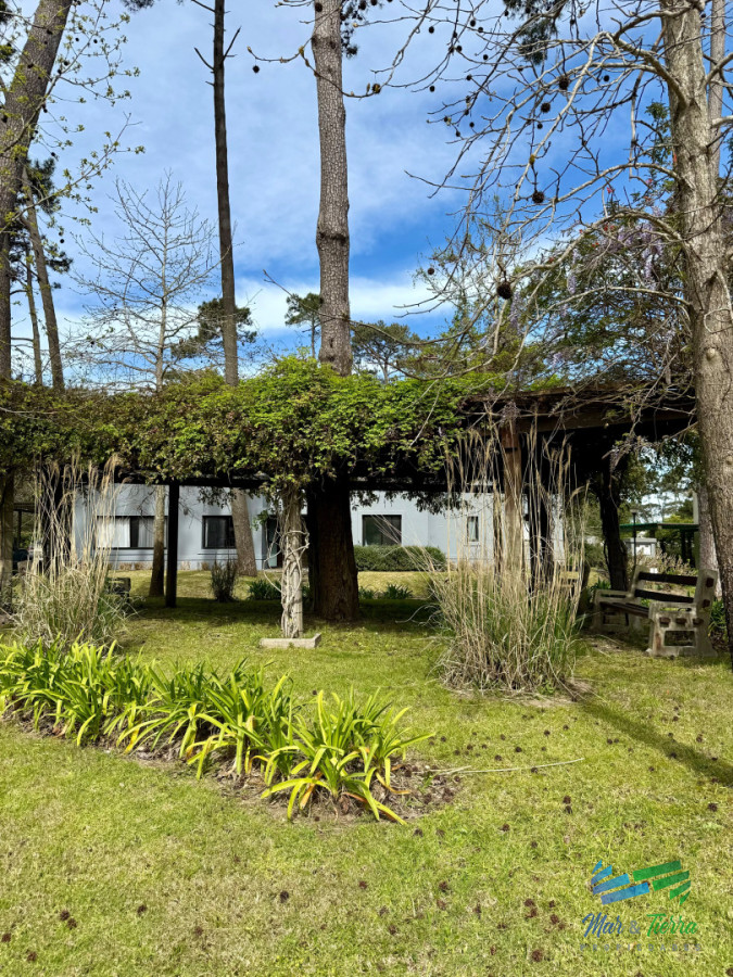 Casa ID.5799 - Casa en Barrio privado con piscina y cancha de tenis.Zona Pinares 