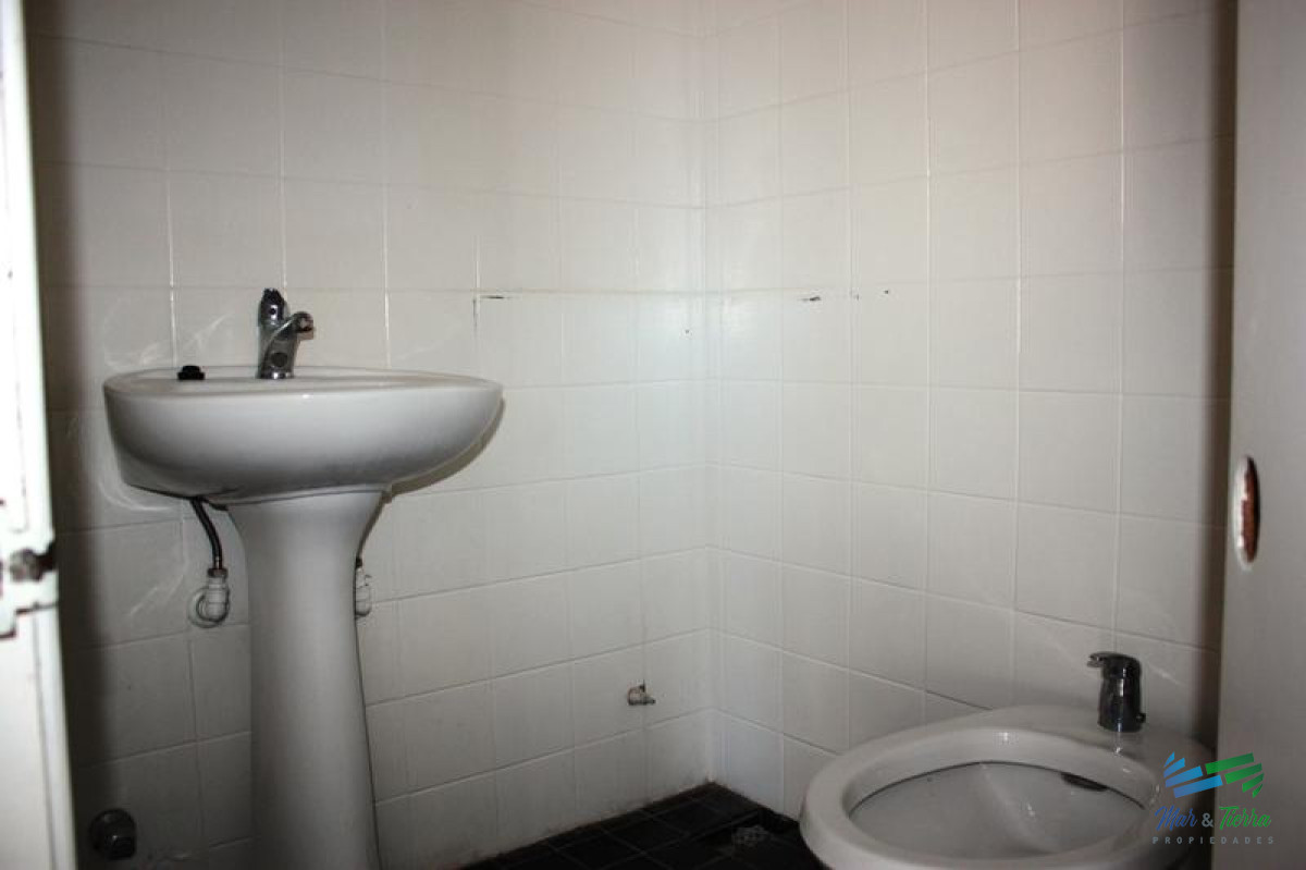 Local Comercial ID.3128 - Alquilo local en Peninsula, Punta del Este