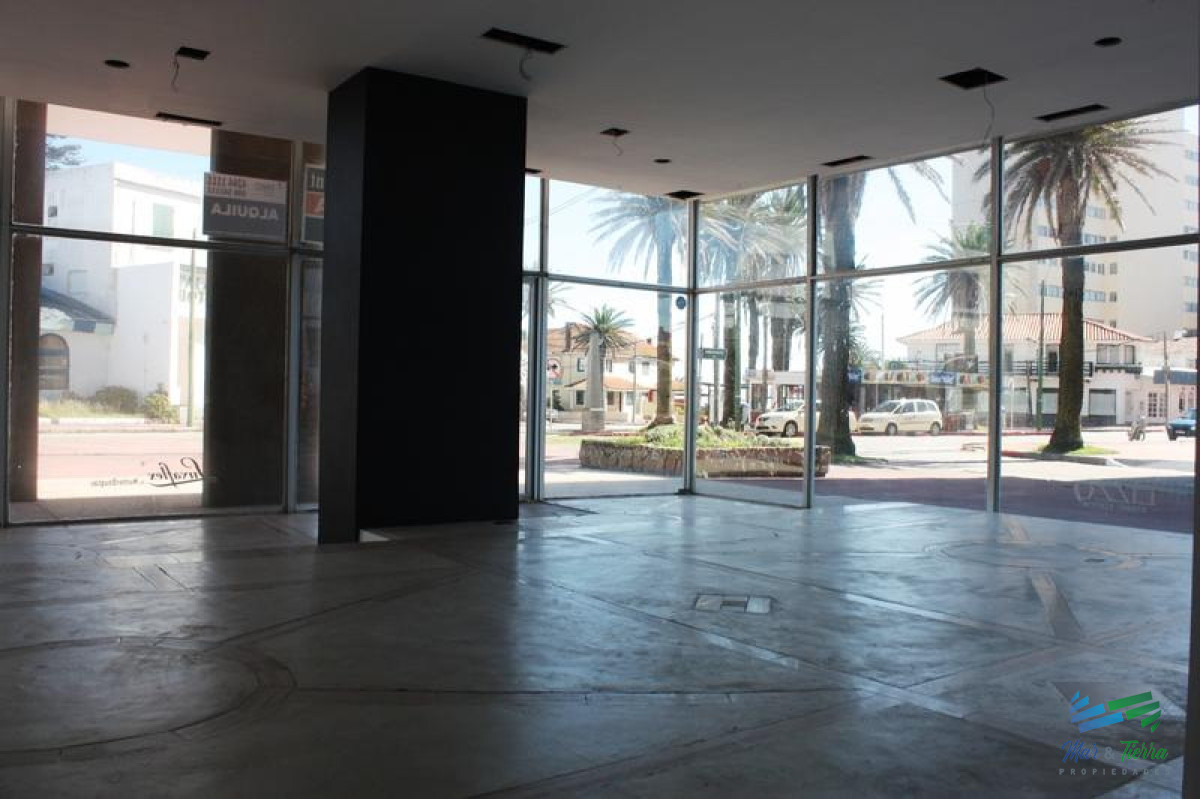 Local Comercial ID.3128 - Alquilo local en Peninsula, Punta del Este
