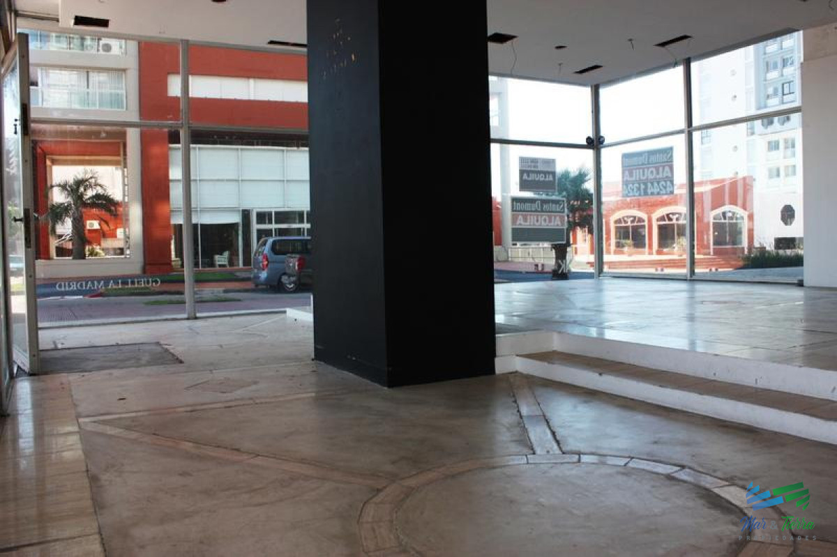 Local Comercial ID.3128 - Alquilo local en Peninsula, Punta del Este