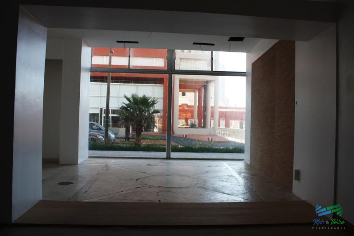 Local Comercial ID.3128 - Alquilo local en Peninsula, Punta del Este