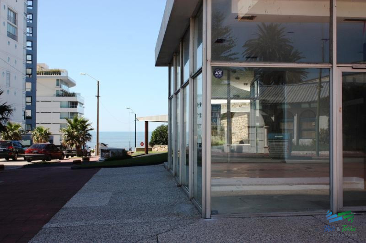 Local Comercial ID.3128 - Alquilo local en Peninsula, Punta del Este