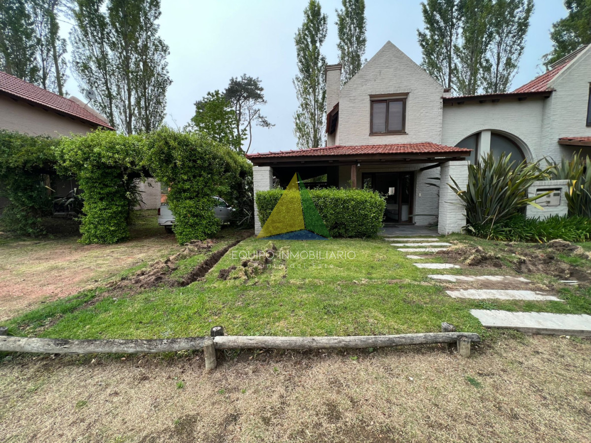 Casa en Barrio privado con piscina y cancha de tenis.Zona Pinares  - Ref : EQP8281 - EQU8281C