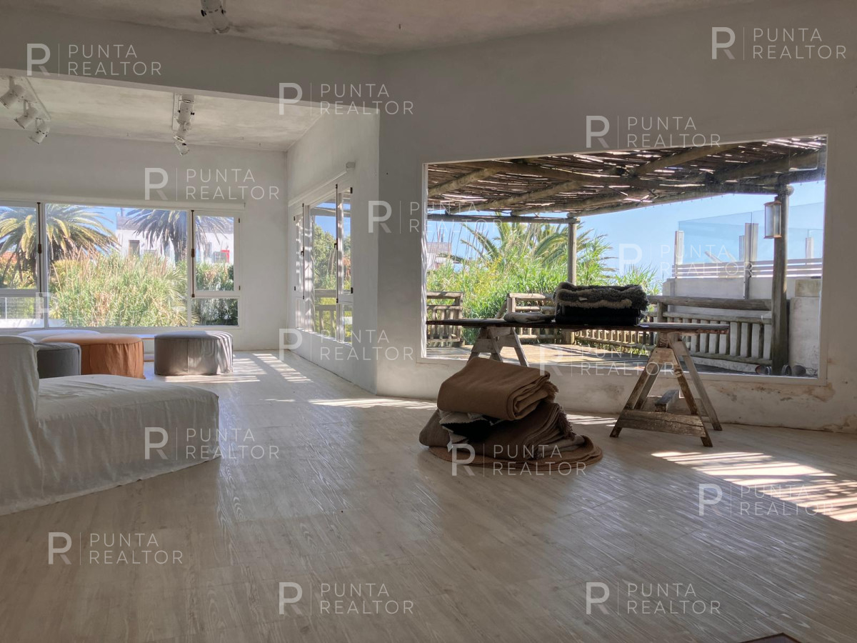 Local Comercial ID.544 - Excelente local en La Barra 240 m2 con terraza