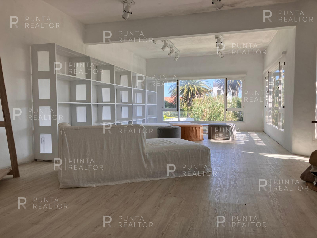 Local Comercial ID.544 - Excelente local en La Barra 240 m2 con terraza