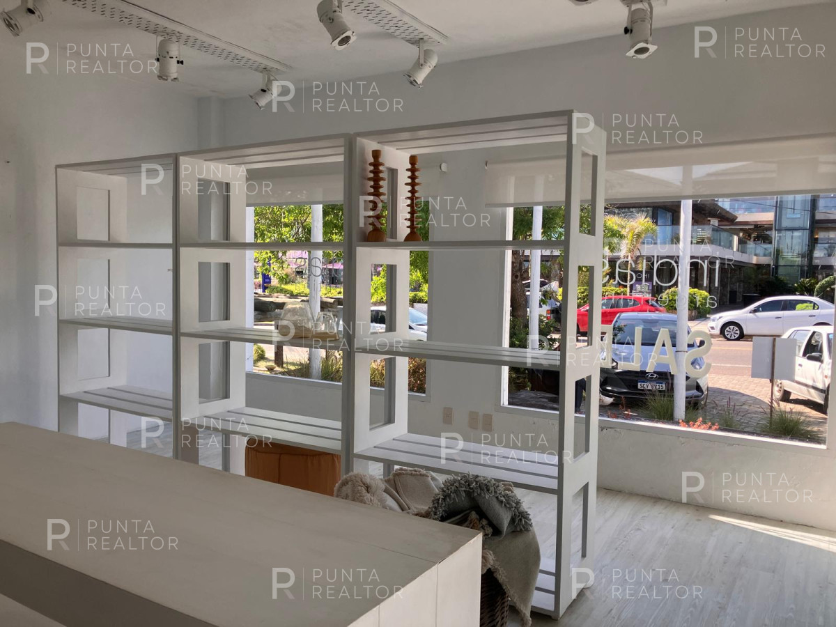 Local Comercial ID.544 - Excelente local en La Barra 240 m2 con terraza