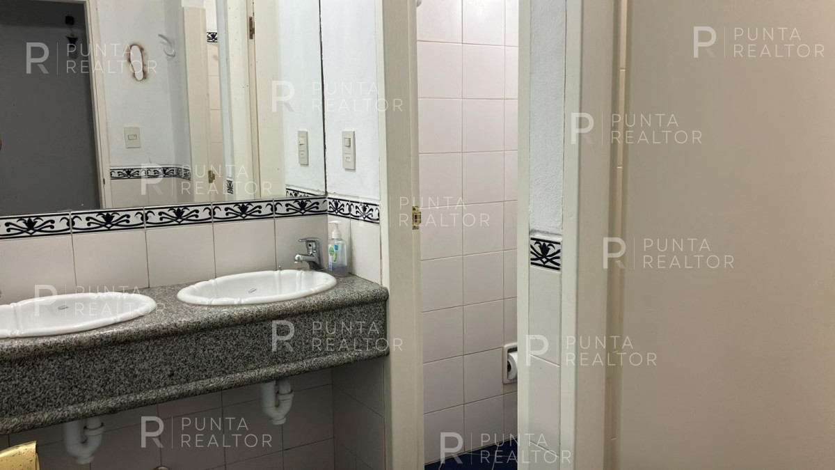 Local Comercial ID.544 - Excelente local en La Barra 240 m2 con terraza