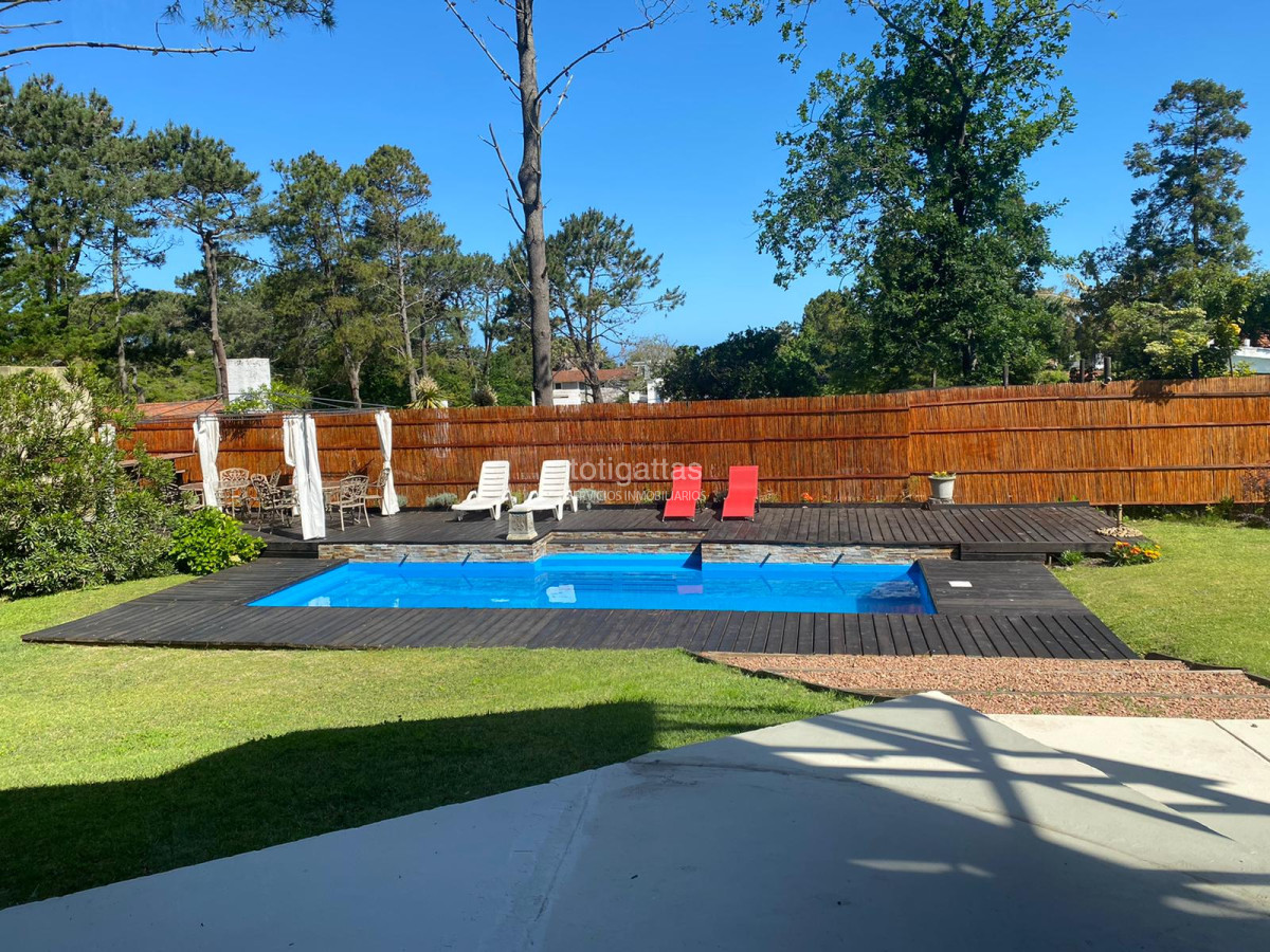 Casa ID.1425 - Casa en Rincón del Indio 5 dormitorios con piscina