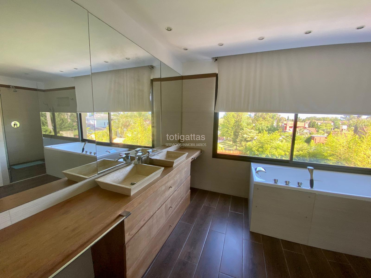 Casa ID.1425 - Casa en Rincón del Indio 5 dormitorios con piscina