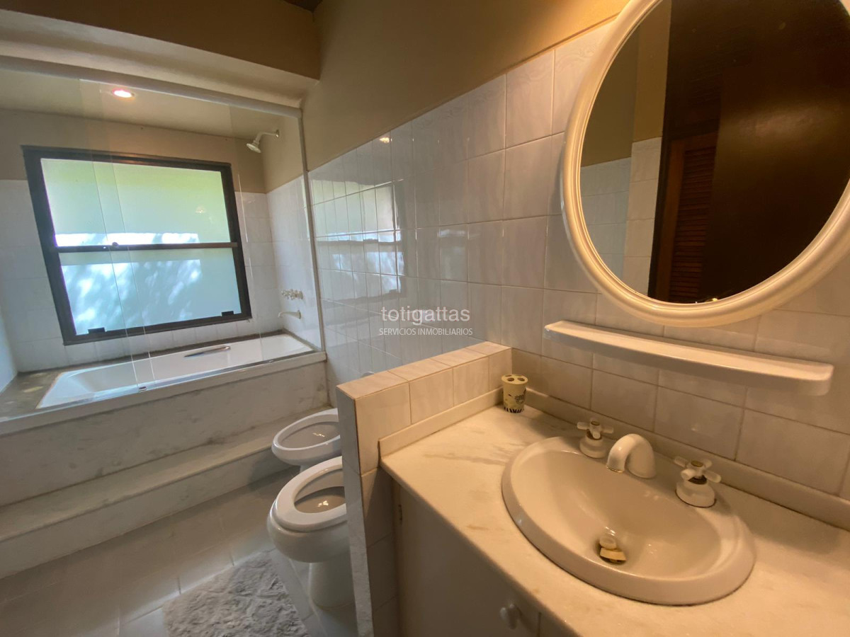 Casa ID.1425 - Casa en Rincón del Indio 5 dormitorios con piscina