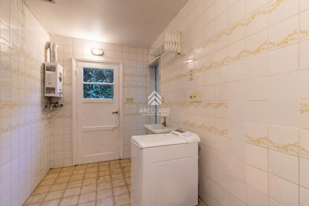 Casa ID.5056 - Venta casa 4 dormitorios en Playa Mansa, Ubicación inmejorable.