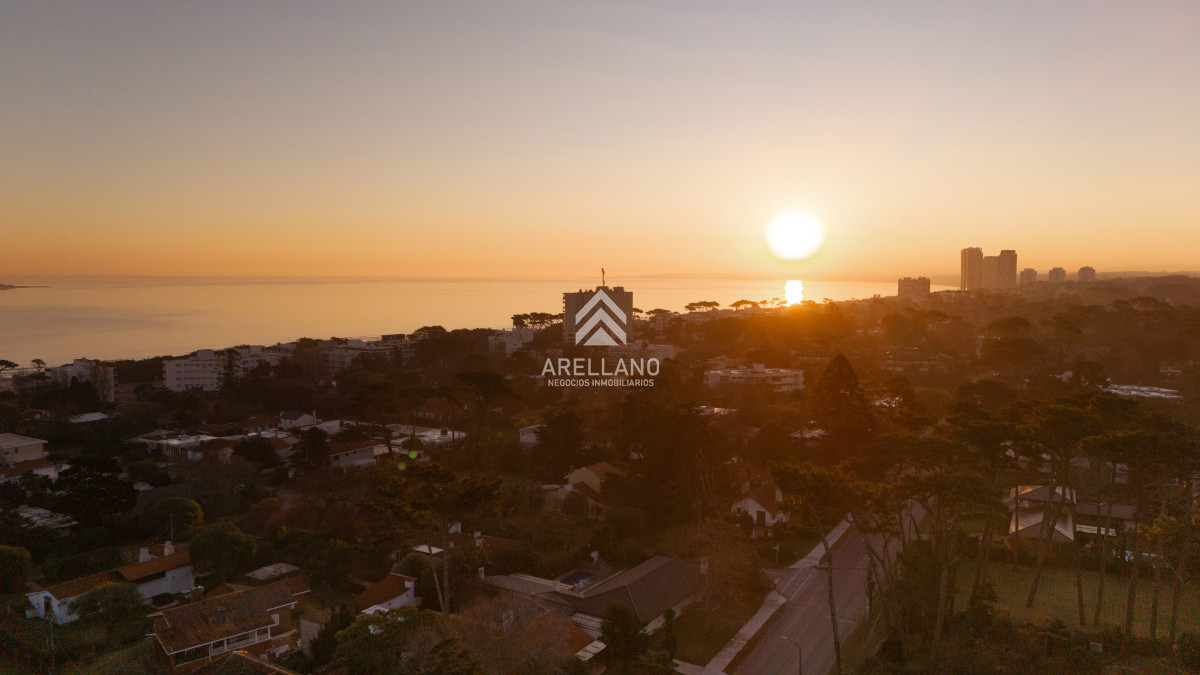 Casa ID.5056 - Venta casa 4 dormitorios en Playa Mansa, Ubicación inmejorable.