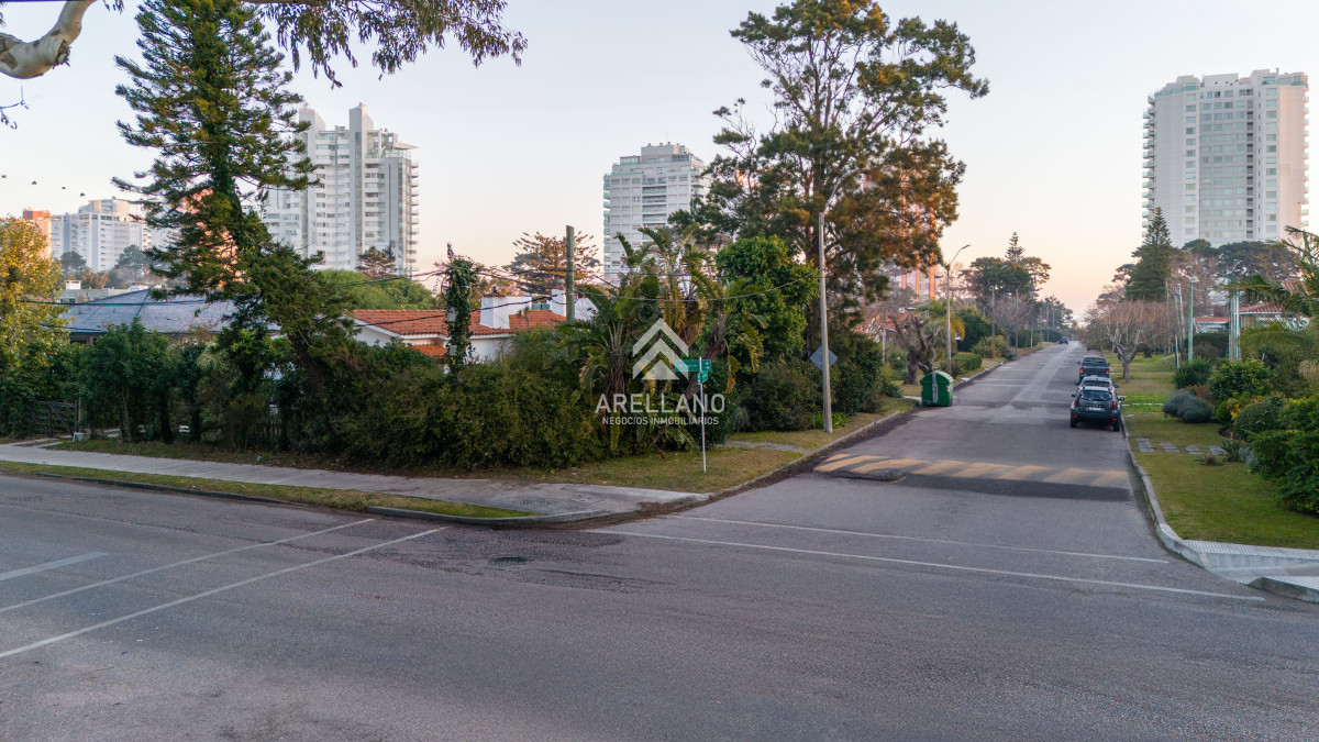 Casa ID.5056 - Venta casa 4 dormitorios en Playa Mansa, Ubicación inmejorable.