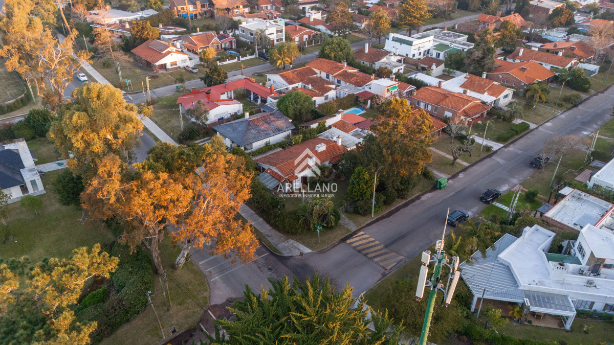 Casa ID.5056 - Venta casa 4 dormitorios en Playa Mansa, Ubicación inmejorable.