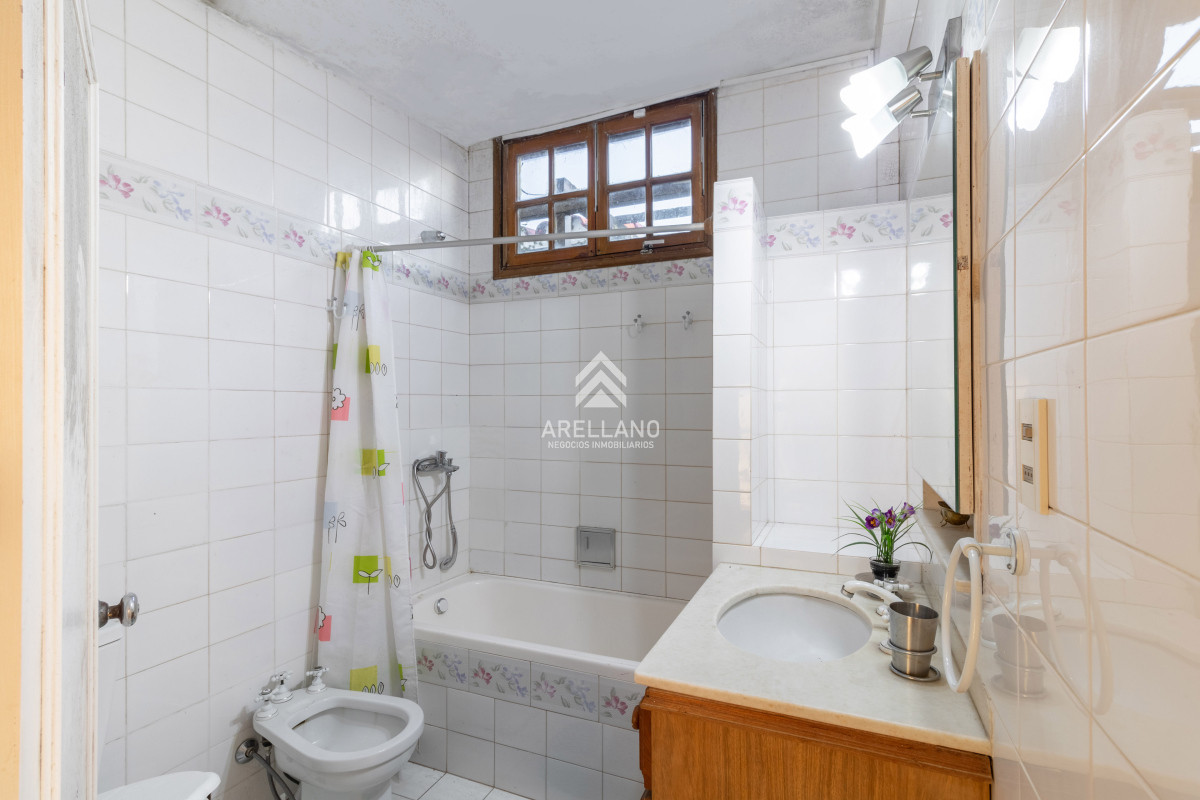 Casa ID.5056 - Venta casa 4 dormitorios en Playa Mansa, Ubicación inmejorable.