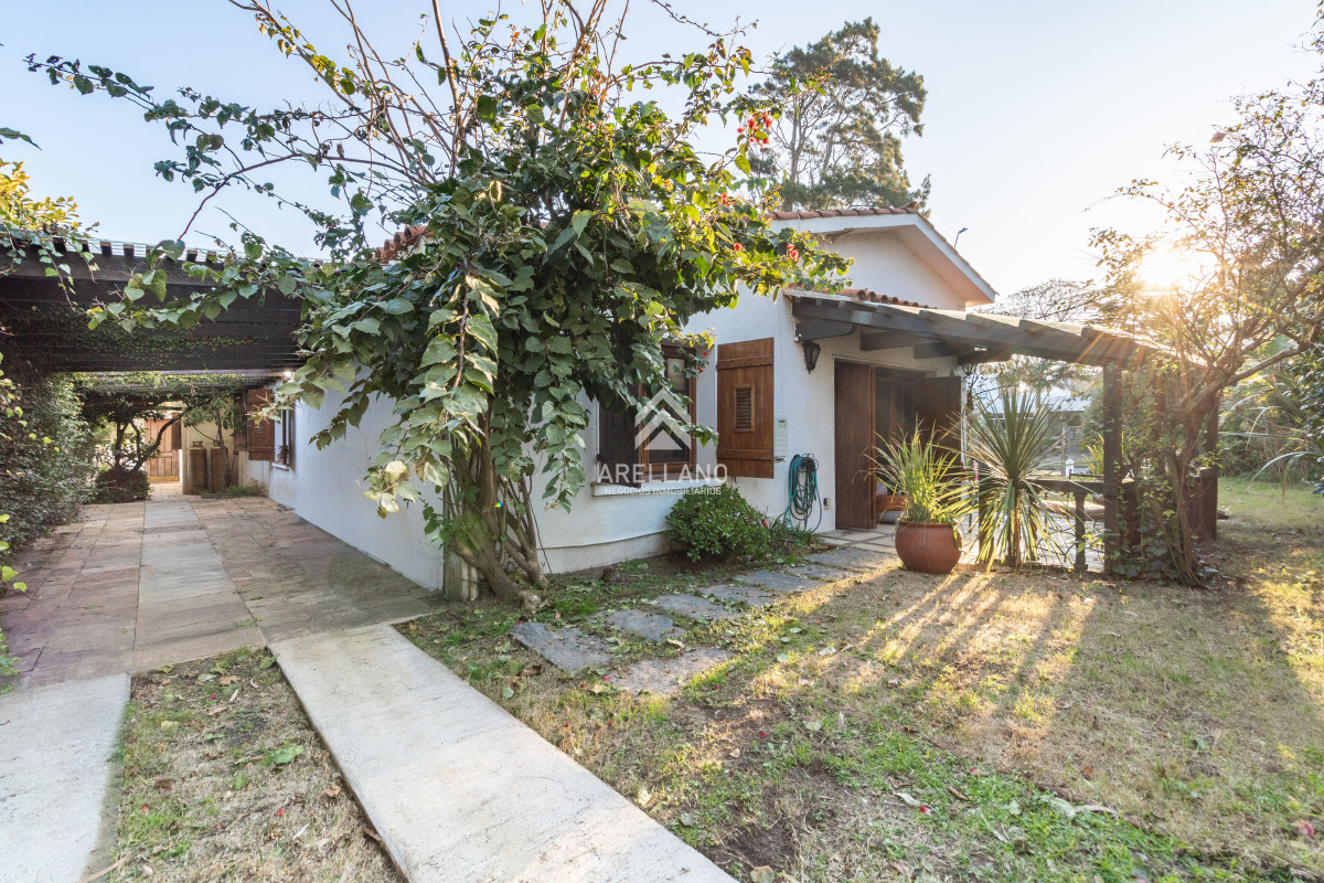 Casa ID.5056 - Venta casa 4 dormitorios en Playa Mansa, Ubicación inmejorable.