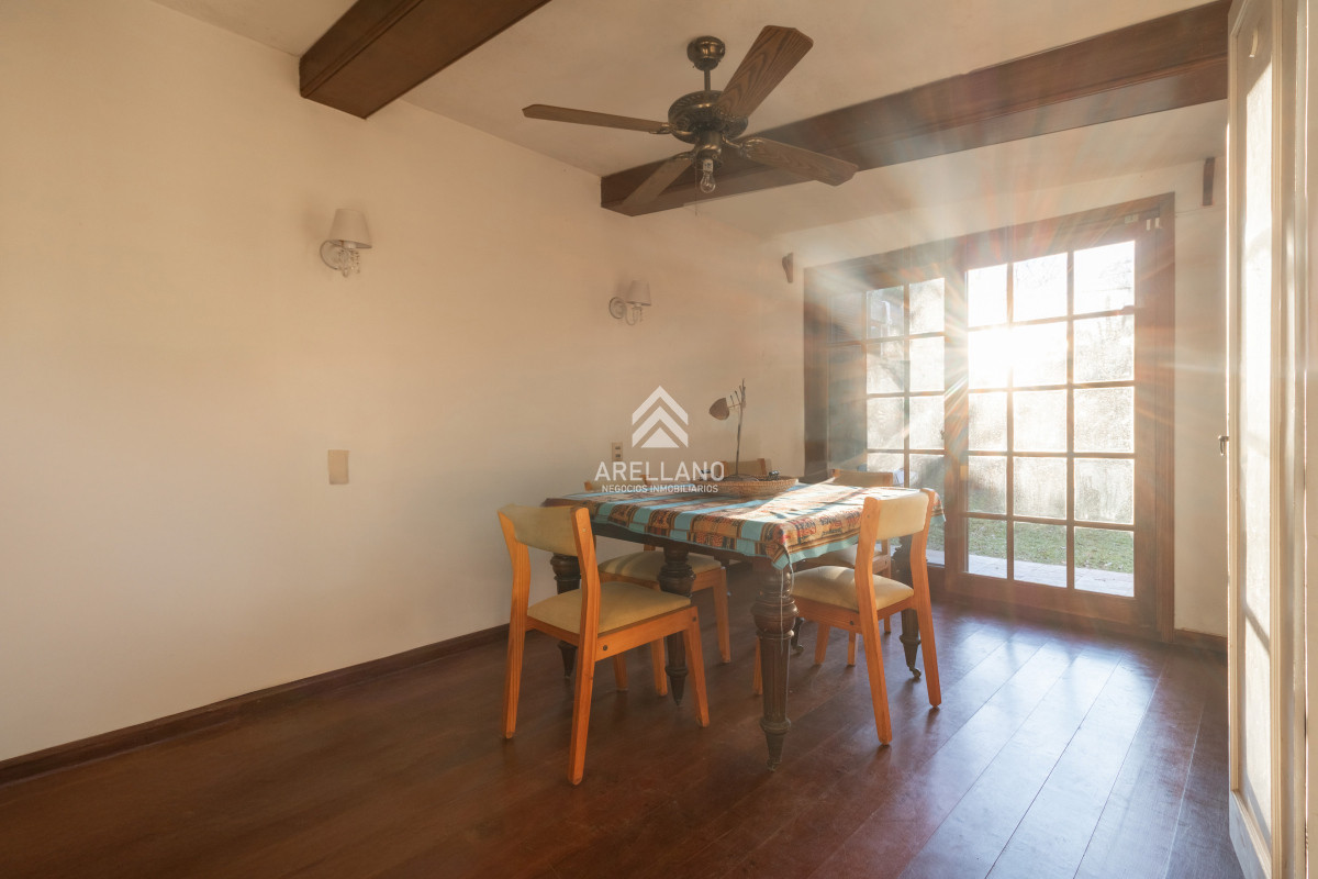 Casa ID.5056 - Venta casa 4 dormitorios en Playa Mansa, Ubicación inmejorable.