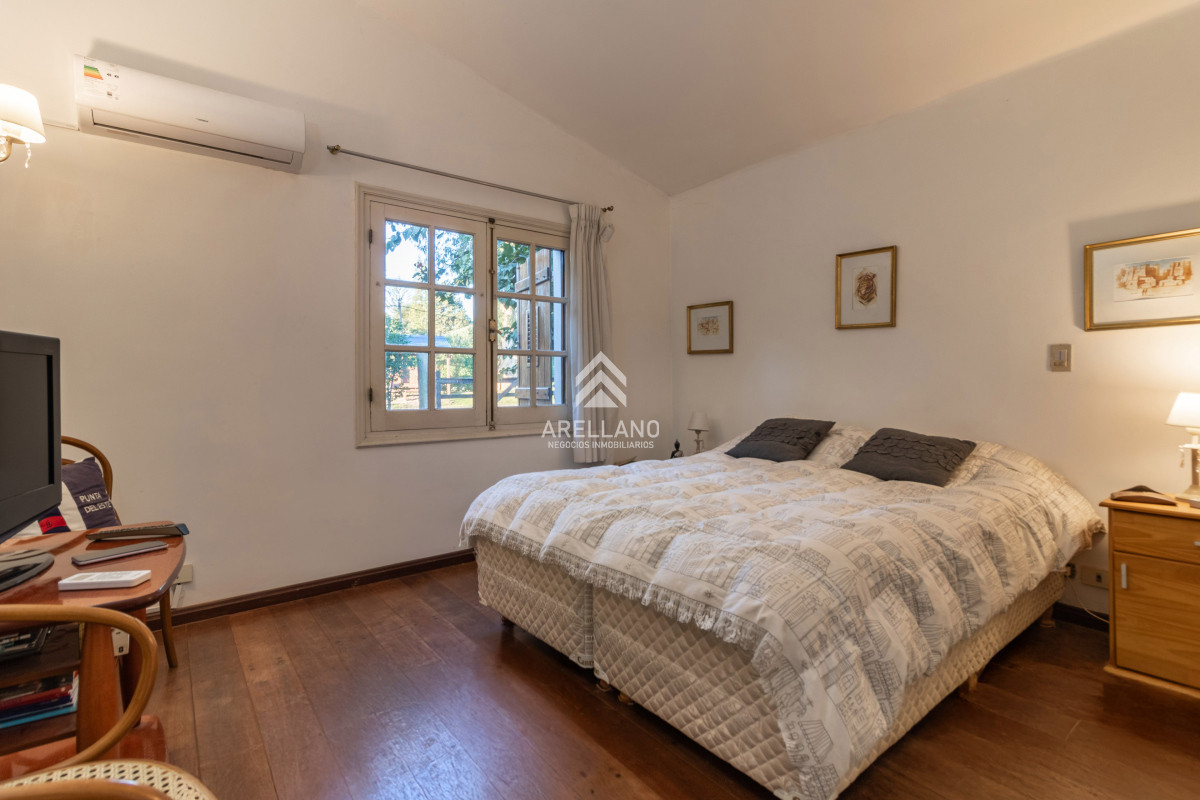 Casa ID.5056 - Venta casa 4 dormitorios en Playa Mansa, Ubicación inmejorable.