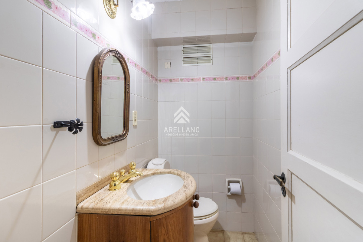 Casa ID.5056 - Venta casa 4 dormitorios en Playa Mansa, Ubicación inmejorable.