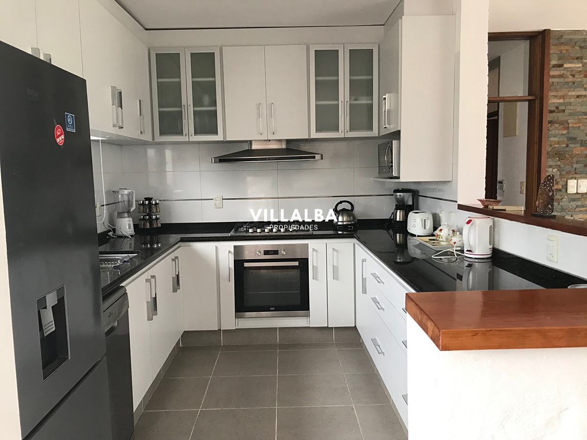 Apartamento ID.4012 - Casa en Mansa 4 dormitorios con piscina y barbacoa