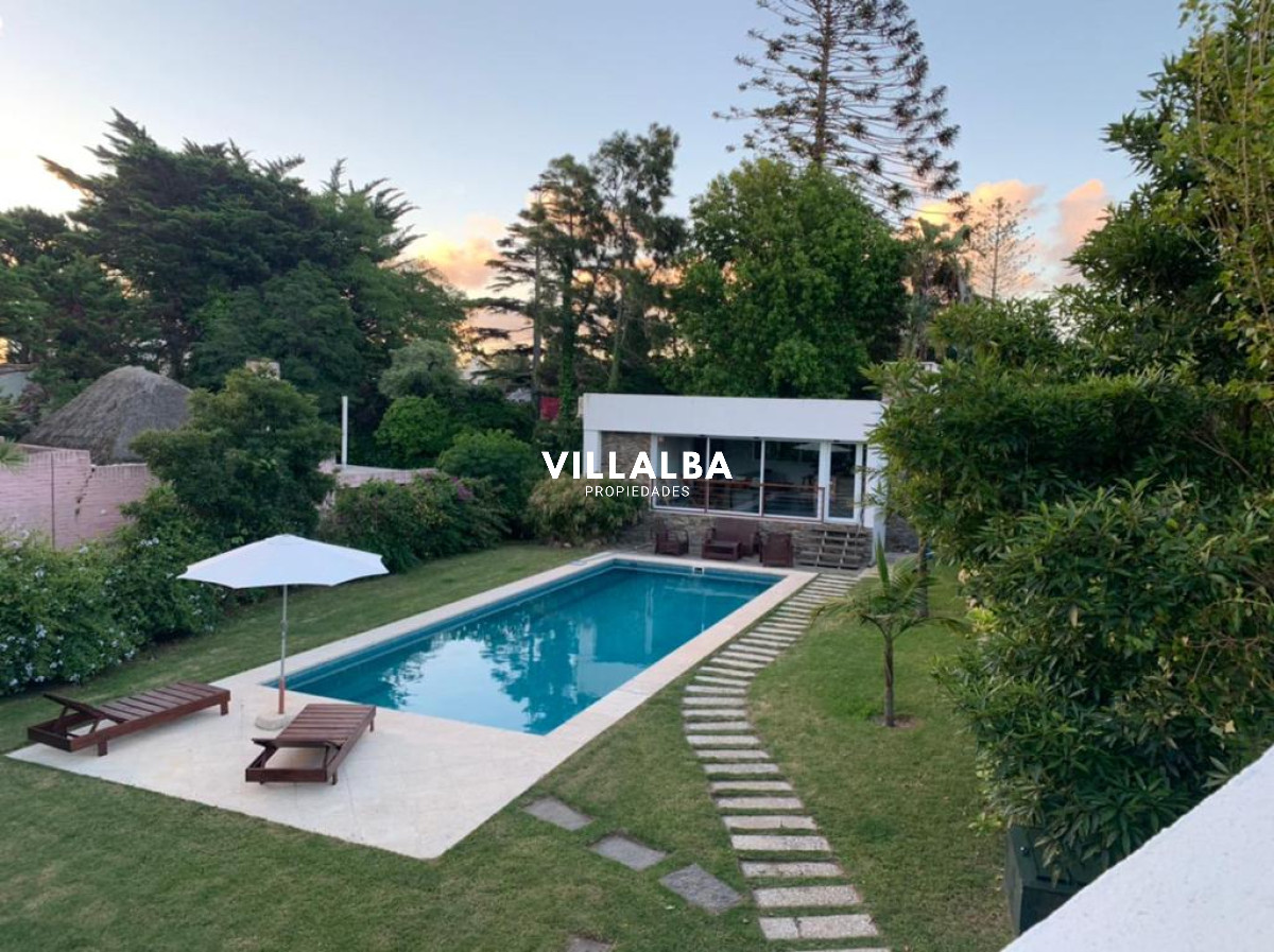 Apartamento ID.4012 - Casa en Mansa 4 dormitorios con piscina y barbacoa