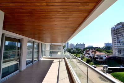 Apartamento en la Brava 2 y 1/2 dormitorios con terraza y garage