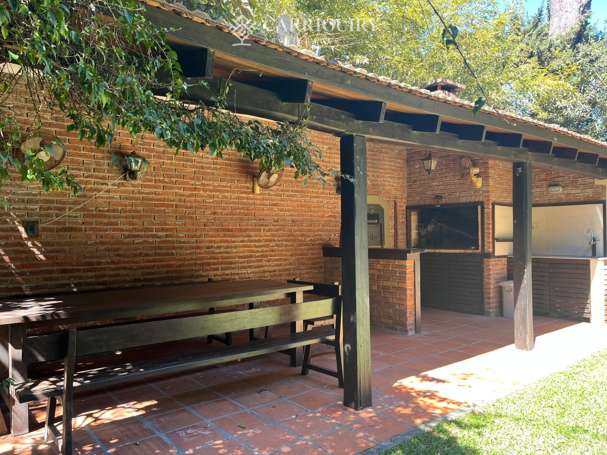 Casa ID.9696 - Alquiler anual ideal uso comercial o familiar .Sobre Avenida Córdoba.