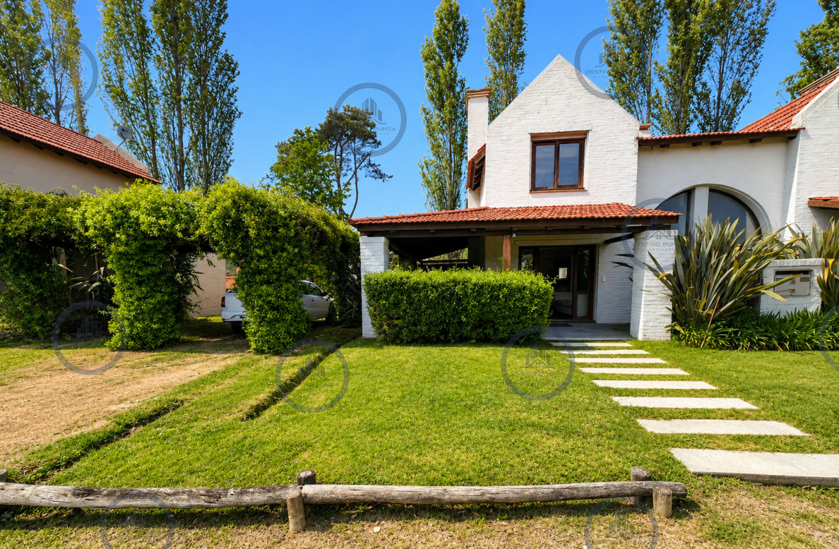 Casa en Barrio privado con piscina y cancha de tenis. Zona Pinares — fotografía 1