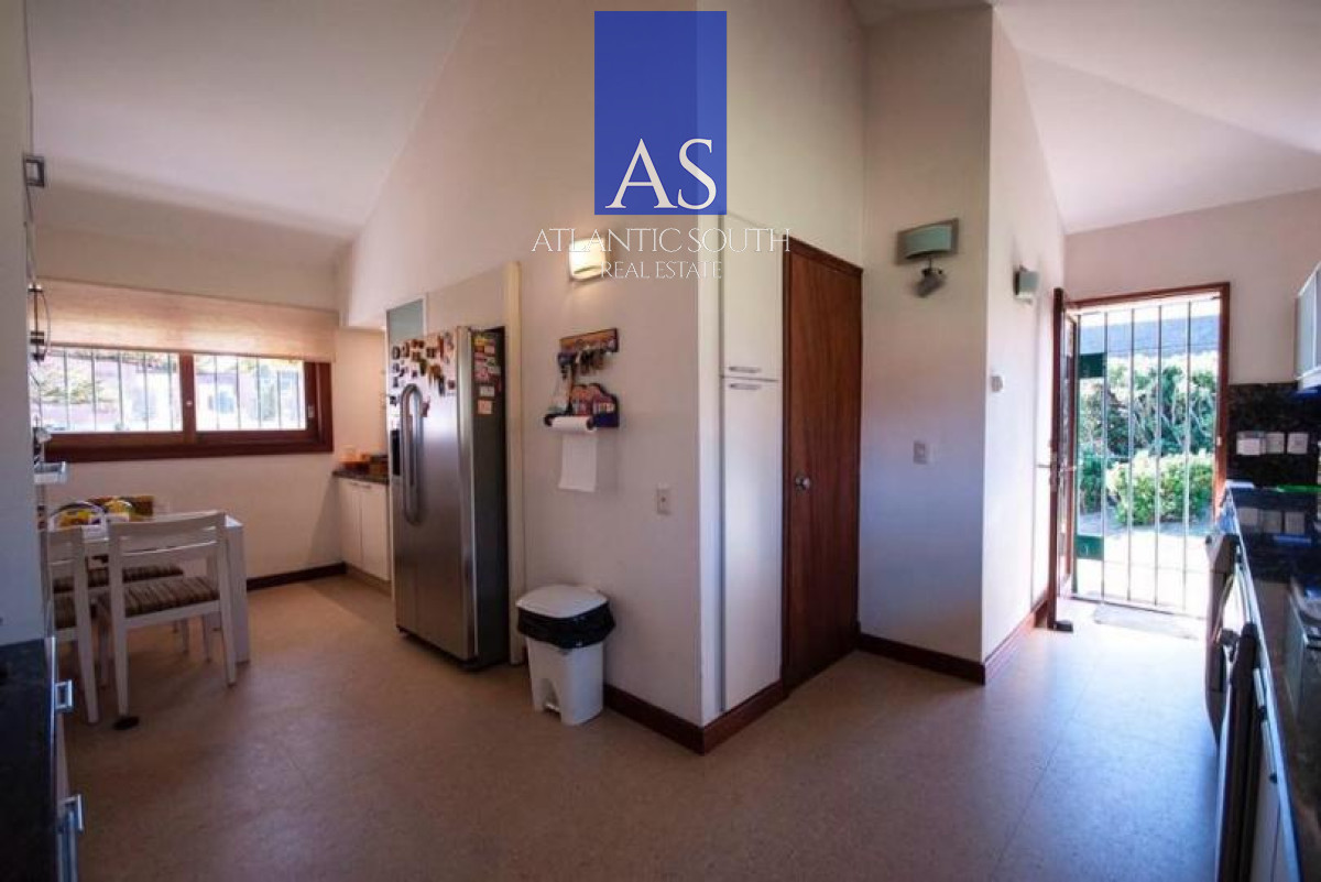 Casa ID.5120 - Casa de 4 dormitorios con vista al mar y piscina climatizada