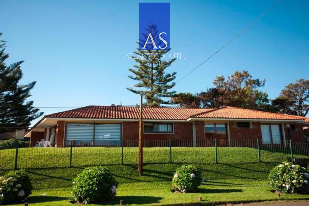 Casa ID.5120 - Casa de 4 dormitorios con vista al mar y piscina climatizada