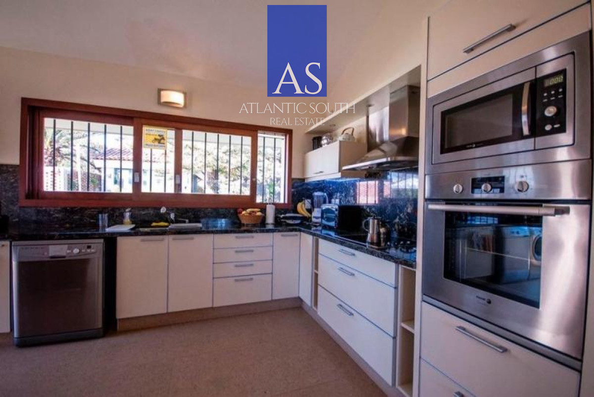 Casa ID.5120 - Casa de 4 dormitorios con vista al mar y piscina climatizada