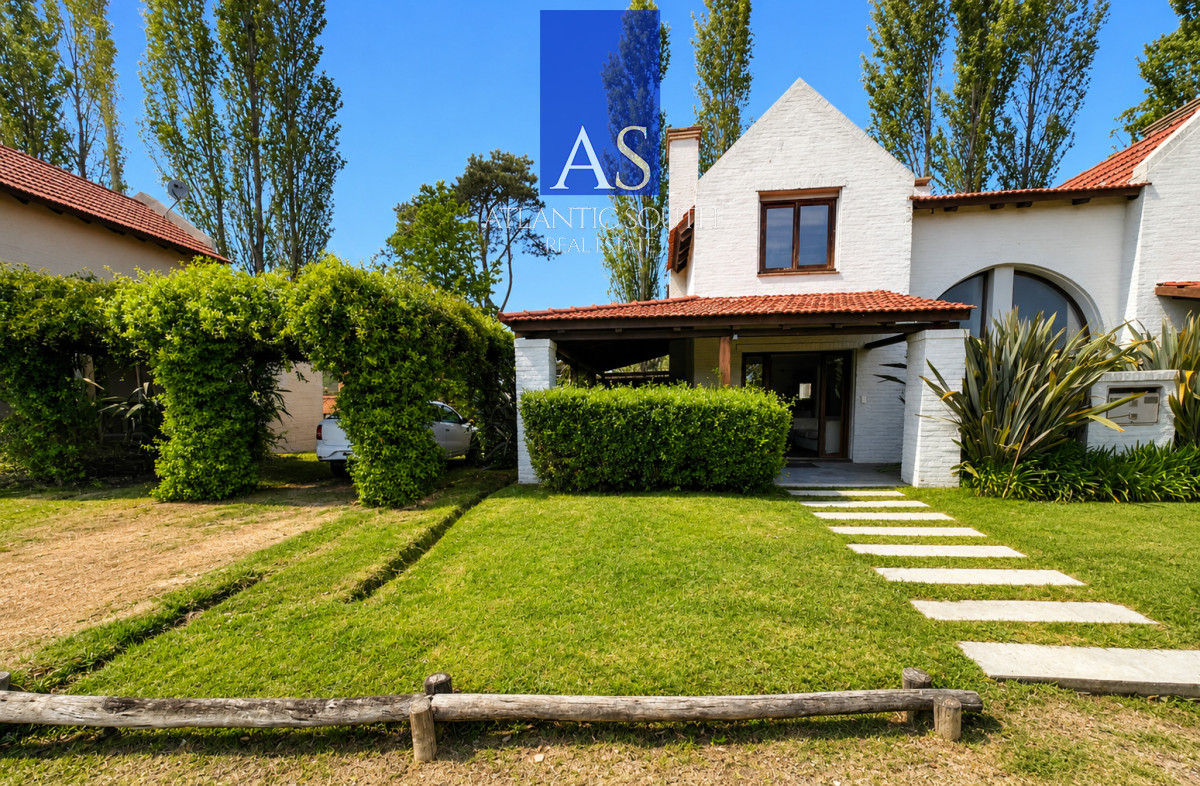 Casa en Barrio privado con piscina en Pinares  Punta del Este