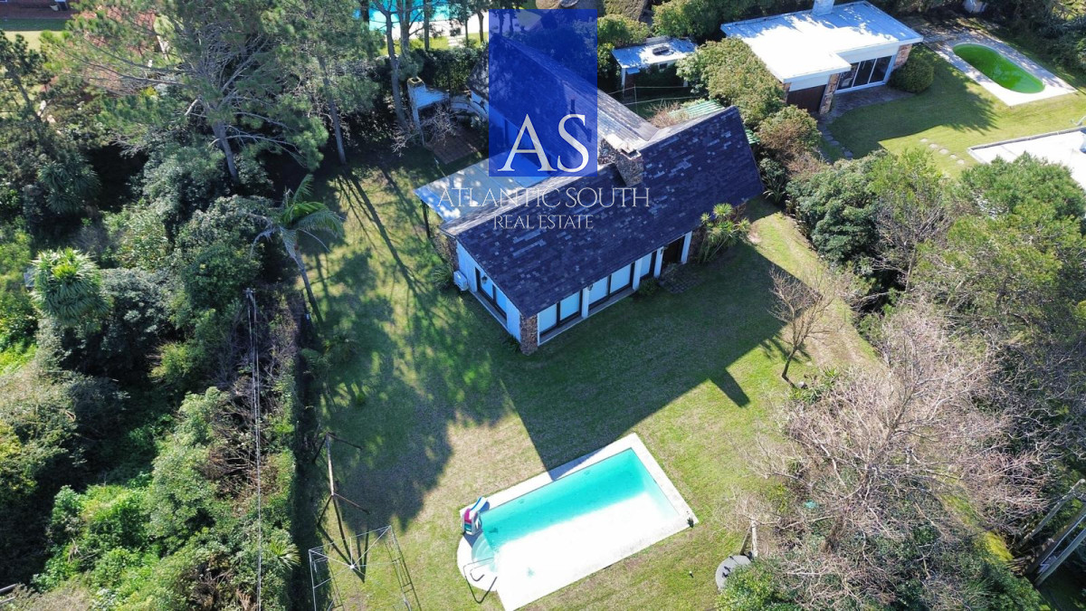 Chalet clásico 4 dormitorios con gran jardín y piscina Punta del Este