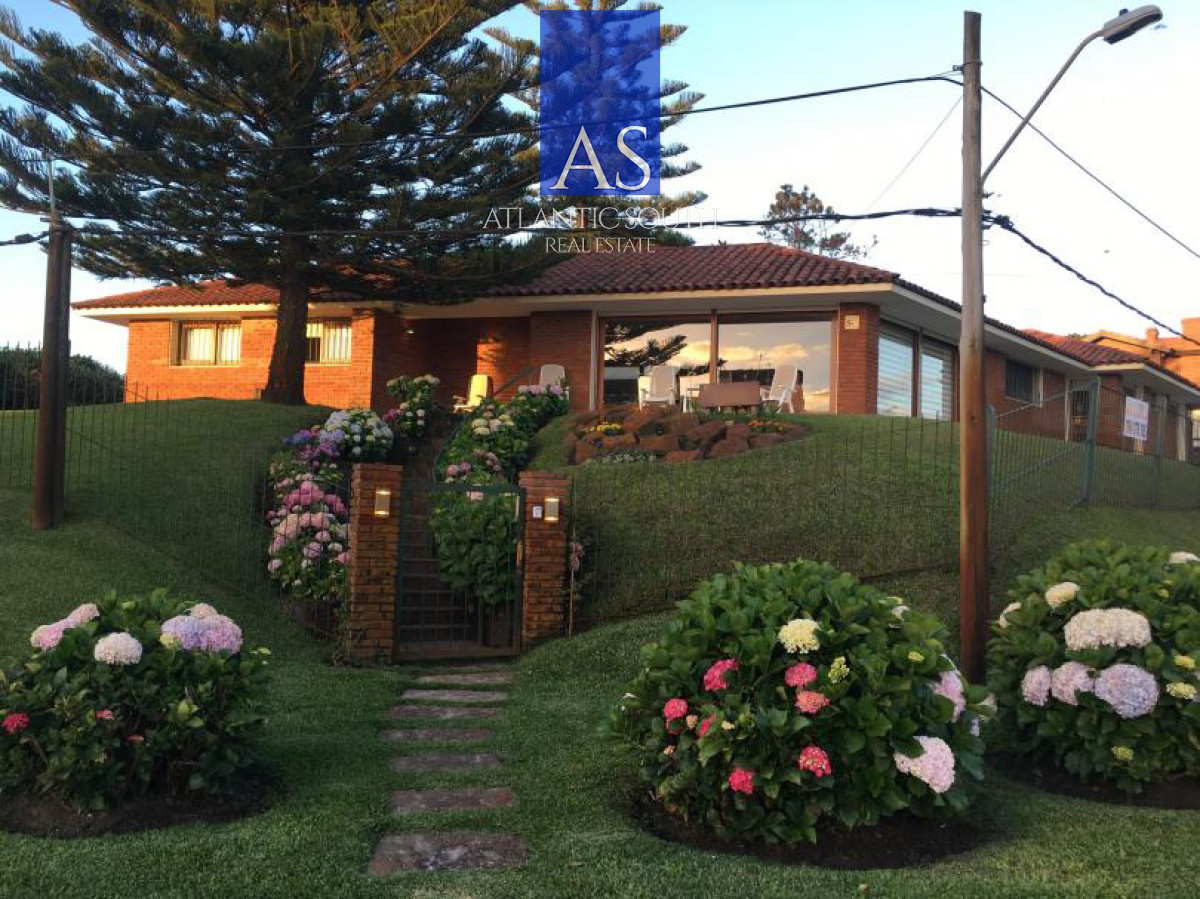 Casa ID.5120 - Casa de 4 dormitorios con vista al mar y piscina climatizada