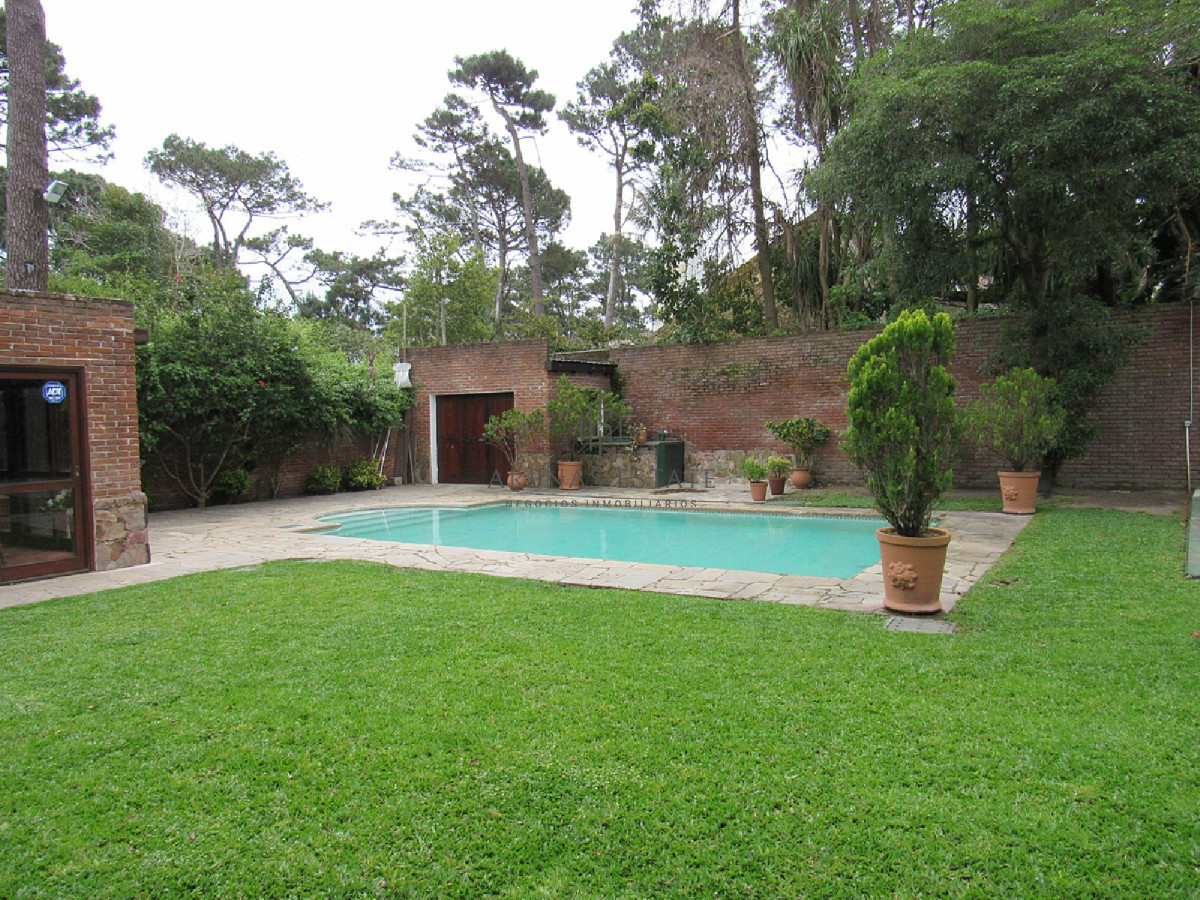 Casa ID.2878 - Casa en Mansa 4 dormitorios y dependencia, con piscina y barbacoa