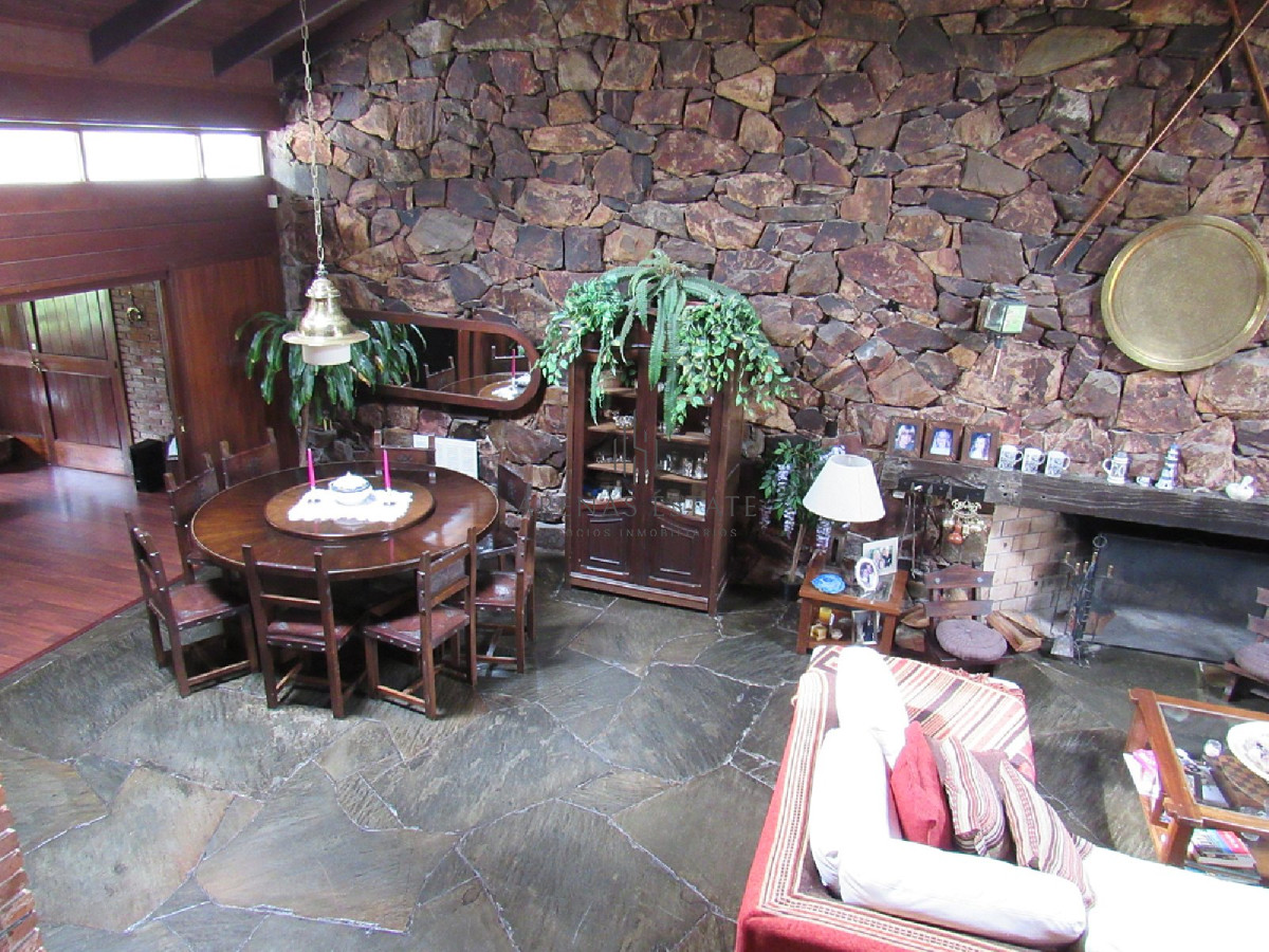 Casa ID.2878 - Casa en Mansa 4 dormitorios y dependencia, con piscina y barbacoa