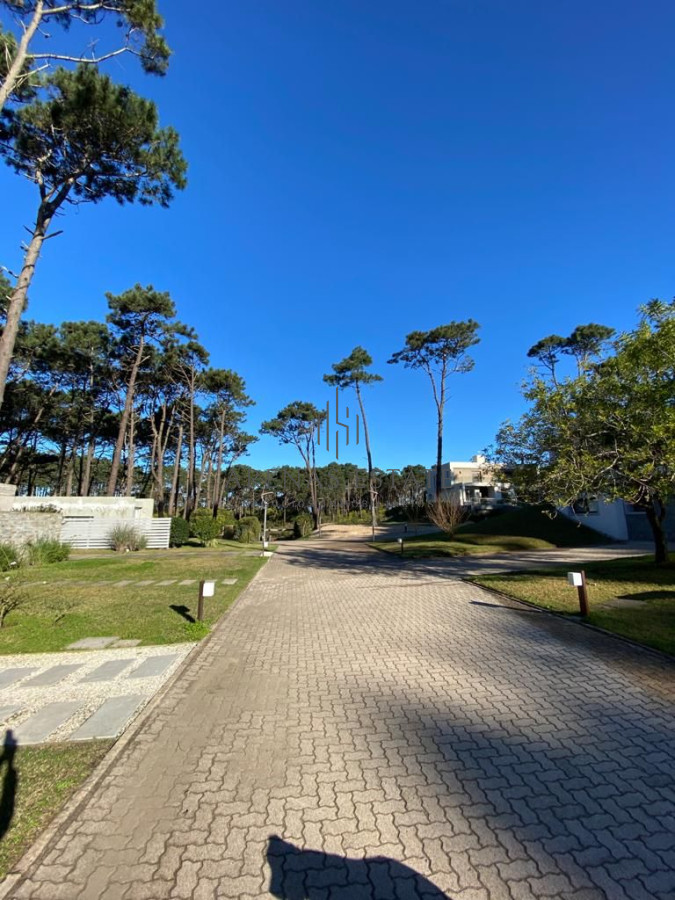 Casa ID.2879 - Moderna propiedad en barrio privado 