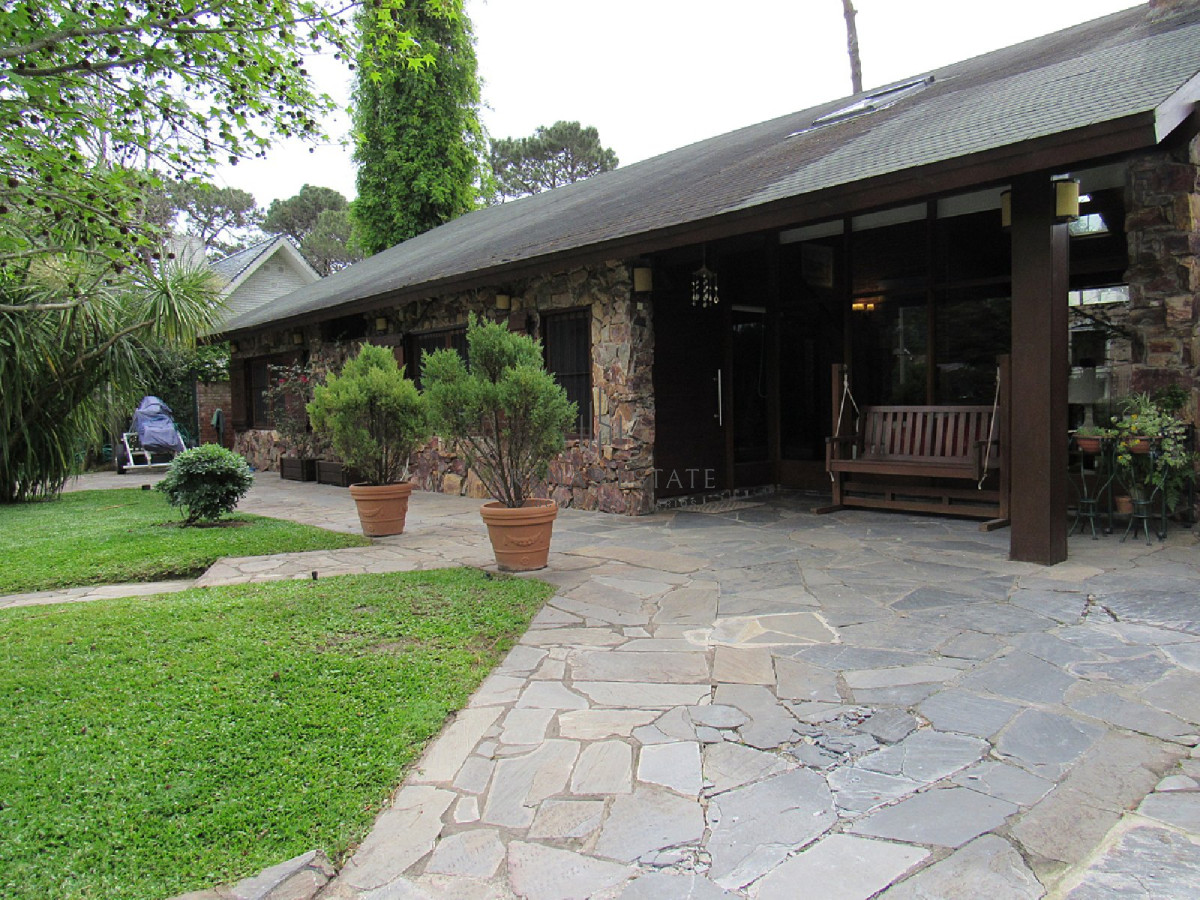 Casa ID.2878 - Casa en Mansa 4 dormitorios y dependencia, con piscina y barbacoa